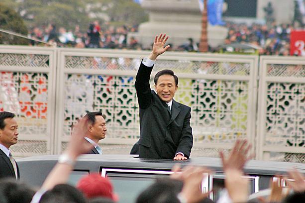 第17代目の大統領は去年の末12月19日に行われた選挙で選ばれた李明博（イ・ミョンバク）氏。これから5年間、よろしくお願いしま〜す！