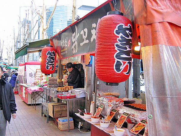 たこ焼きに続いて、「やきとり」の文字が書かれた赤ちょうちんを発見。