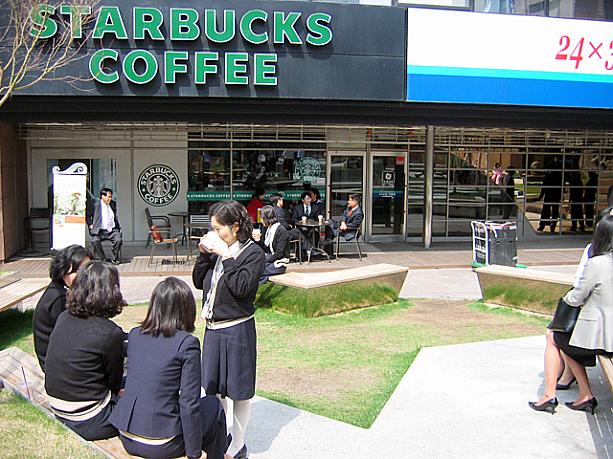 ＯＬたちもコーヒー片手にお喋りに夢中な様子。
