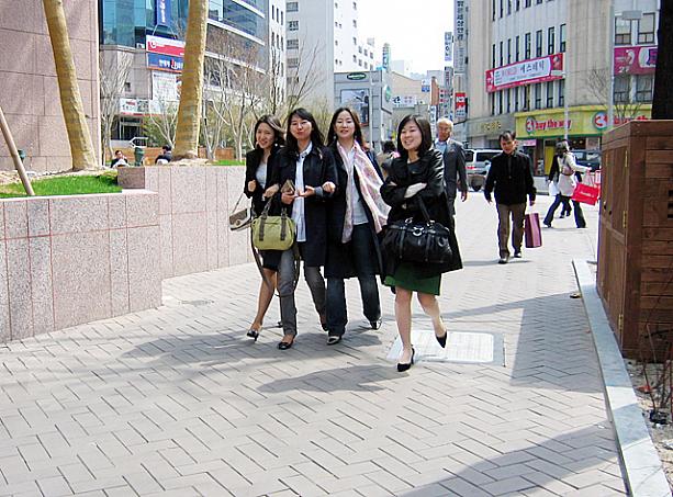天気の良い日に外で過ごすお昼休みはイイものですよネ＾＾　このところ以前より少しだけ肌寒い日が続いているけれど、今日の午後はポカポカ陽気でしたョ！
