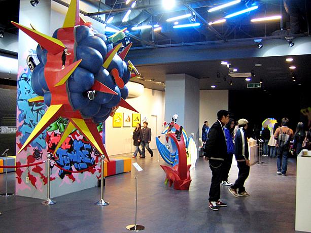 ギャラリー内にはナイキのスニーカーを使ったりしたオブジェやポスターなどが展示されています。ＤＪブースもあり、音楽も流れていてアートでクールな空間！？