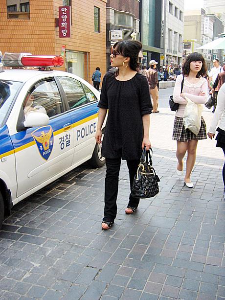 しかも黒の服に身を包んで、チャジャンミョンを食べるとか。・・・と、道を歩いていたら全身黒ずくめの人がっ！？いやあ、でもこのゴージャスそうなご婦人はブラックデーを意識したコーディネイト、という雰囲気ではありませんな〜