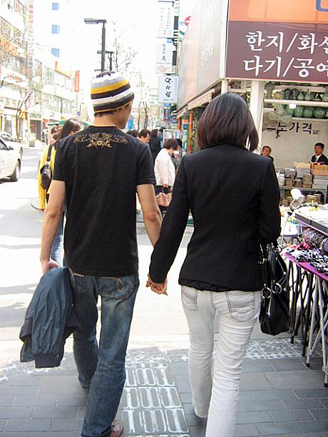 確かに「ブラックデーに１人でチャジャンミョン」なんて、なんかホント寂しいっていうか・・・ってカンジかな〜！？＾＾；　でも、とりあえずチャジャンミョンを食べとけ〜、って感覚はあるかも。そして黒い服を着ている人も若干多いような・・・！？
