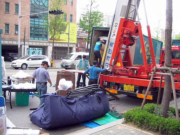 下りてきた荷物は、せっせとトラックに積み込まれていきます。高層アパートの多い韓国、こうやってやると確かに効率がいいですよね〜。