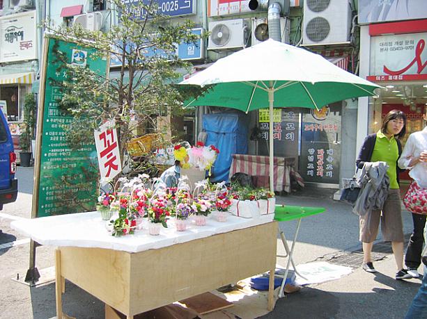 そしてまたまた臨時の露店花屋さんを発見。高価なプレゼント合戦が問題になることもあると聞きますが、花なら気持ちを表すのにちょうど良いかもしれませんネ＾＾（実際は、最近はそんなにあまりプレゼントなどをしないそうですが・・・）