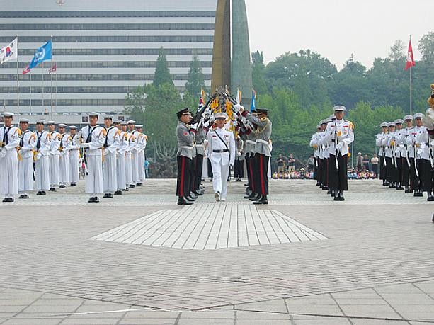 毎週金曜の午後2時から、戦争記念館で行われている<a href=