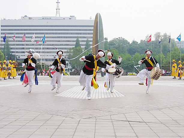 ノリノリ、サムルノリの演奏と踊りも！