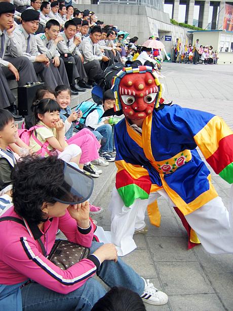 韓国伝統のタルチュム（仮面踊り）なんかも登場！１時間ほどの上演ですが、この内容盛りだくさんの儀杖パレードは６月２７日（金）まで毎週無料で見られますョ！