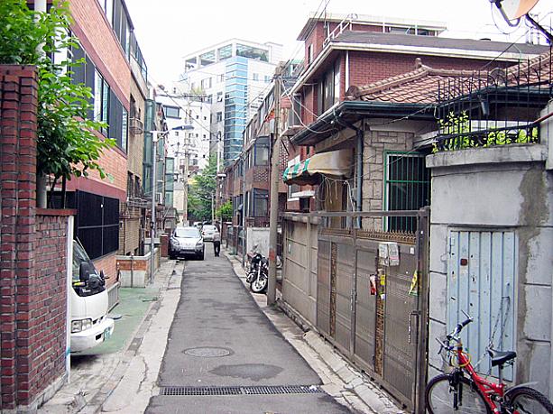 ここは韓国の住宅が立ち並ぶ路地。よく見てみるといろんなタイプのお家があるんですよ〜！