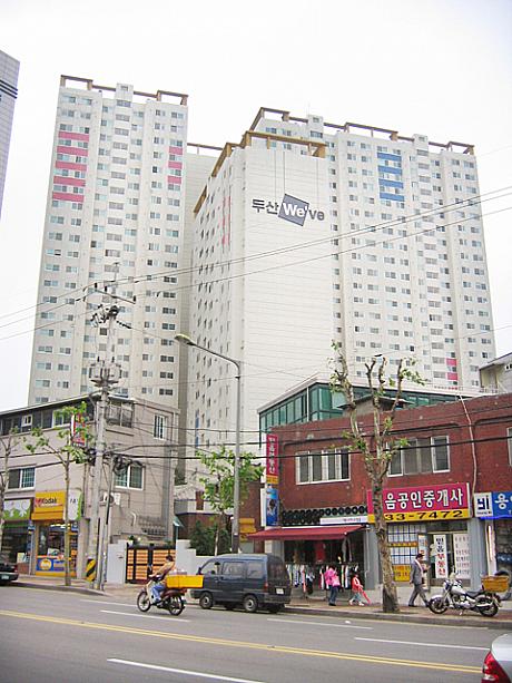 一般のファミリー向け住居として主流なのは、韓国語で「アパトゥ」（アパート）と呼ばれる日本でいうマンション。路地の住宅地というカンジではないけれど、背の高〜いアパートがズラリといくつも並んでいる場所はやっぱりもちろん住宅地！