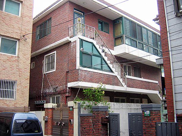 そして「ジュテッ」（住宅）とよばれるこんなお家も。３階建てくらいの建物のワンフロアごとに別々の家族が住んでいたり、最上階に大家さんが住んでいて下の階を賃貸していたり。レンガ造りの外観が韓国らしい？！種類だけ見ても日本とは住宅事情が大分違いますよね〜
