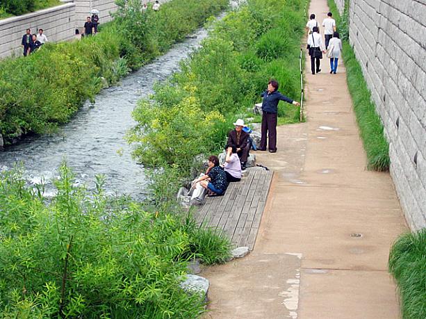 清渓川広場のある市庁近くの川沿いに比べて、「地元」感が強いこの辺り。訪れている人の年齢層もちょっと高め！？