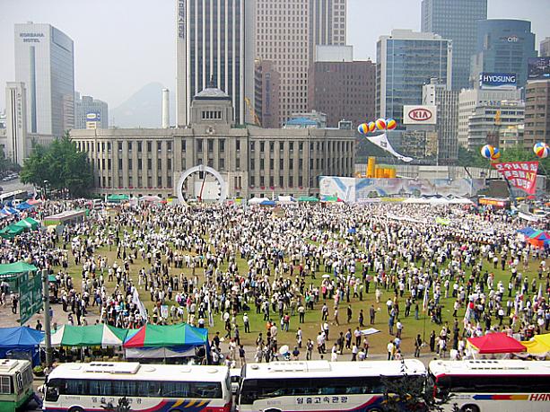 今晩、光化門前や市庁周辺で大規模デモが行われる予定。市庁前広場にはお昼からすでに人がいっぱい、いろんな集会が開かれていました。