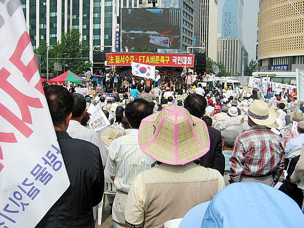こちらはFTA（自由貿易協定）に関わるデモ。1987年の今日6月10日は「６・１０民主化抗争」とよばれる大規模なデモが起こった日。