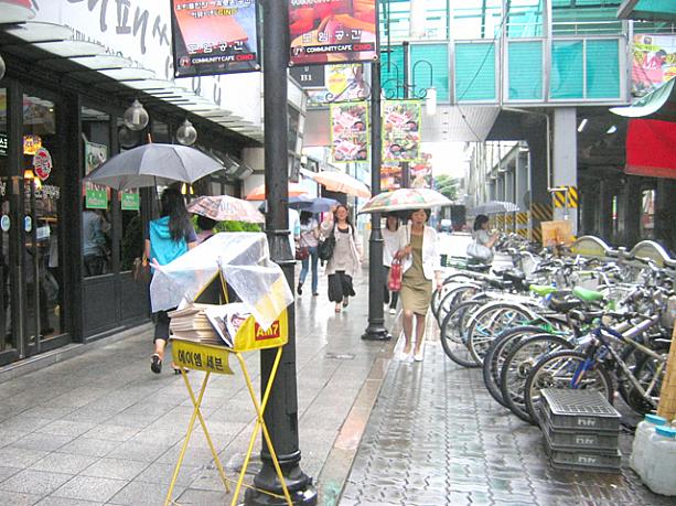 昨日から梅雨入りし、今日は朝からずっと雨〜。こんな季節の必需品と言えば・・・
