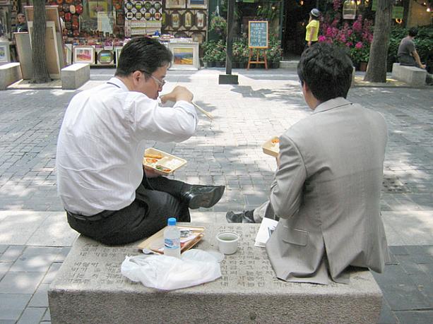 お昼頃には外に座ってお弁当を食べるサラリーマンらしき人の姿も。久しぶりに晴れるとやっぱり屋外に出るのが嬉しいですよね＾＾。