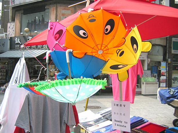 こんなカワイイ子供用の傘を売っているのも見かけました。今、梅雨時のお土産にもよさそうですネ！