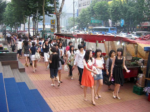 オフィスの多い江南（カンナム）駅周辺。ＯＬさんやその年代のお姉さんが多いせいか、このエリアって他のエリアよりも韓国独特のお姉さんファッションが多く見られるような気が、ナビはします。