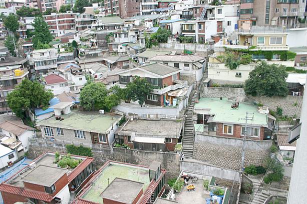 山の麓、坂の部分に広がる昔ながらの住宅地。家と家の間に細く長く続く階段が見えます。あの先はどうなってるのかな〜？と気になったナビは行ってみることに。