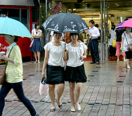 久しぶりの雨。みんなの相合傘ウォッチング〜！ - 明洞 
