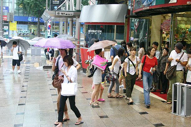 朝から「今日は降りそうだな〜」と思っていると、午前中にはポツポツと降り出した雨。最近そんなに雨は降っていなかったけれど、そういえばまだ梅雨は明けていないんですよね〜。傘を持ってこなかった人たちはお店の前で雨宿りしている人も。