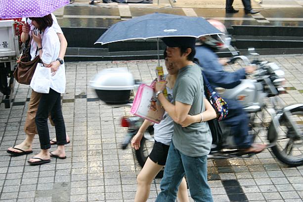 出た〜！カップルたちの密着相合傘！どよ〜んと暗い景色の雨の街なのに、傘の下だけはなんだか幸せそうな空気が流れているような！？