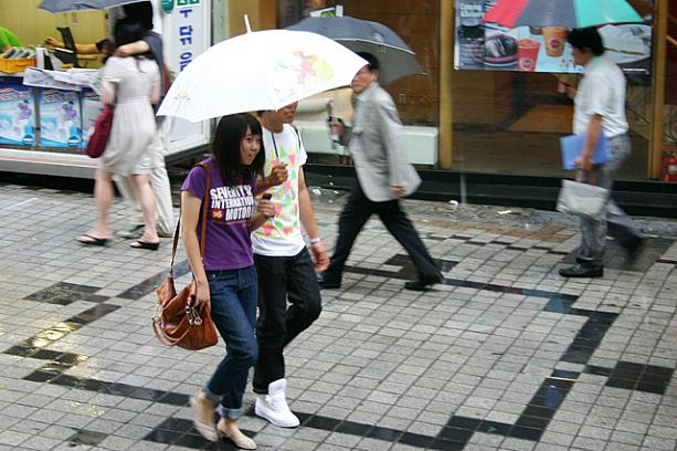 こんなさわやかな相合傘カップルもいますョ。久しぶりの雨で久々の相合傘かな♪（といっても先週金曜の晩や土曜にはたくさん降ったんですけどネ）