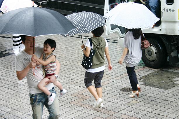 カップルだけに限らず、相合傘をして歩く人たちって何だか楽しそう！？＾＾