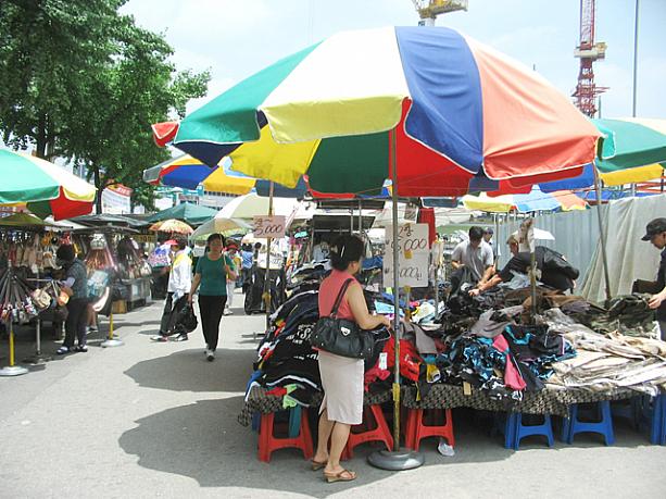 とうとう撤去された駐車場側の囲い。その先にある、衣料品を売るおなじみの露店は健在のようだけれど、全体的な雰囲気はやはりちょっぴり変わったみたい。