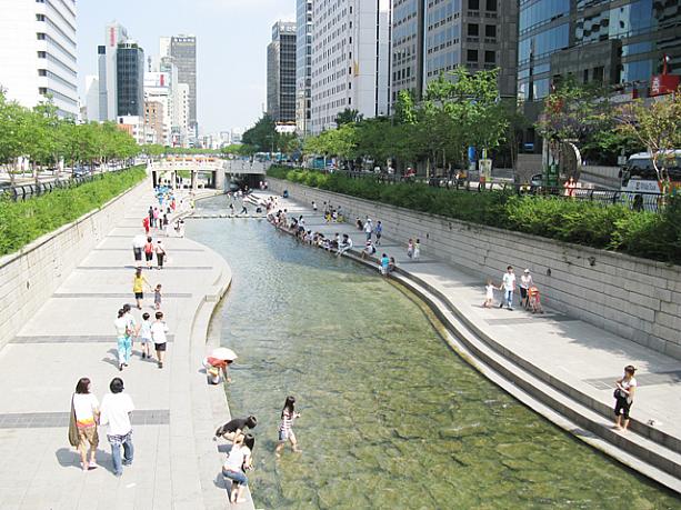 今日はいい〜お天気！＾＾　市民の憩いの場、清渓川（チョンゲチョン）では夏らしい風景があちこちで見られます！