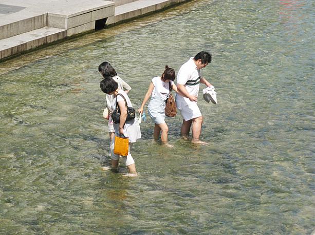 おおっ！大胆に水に入って川を渡る人たちも！確かに今日はとっても暑い一日でした〜。