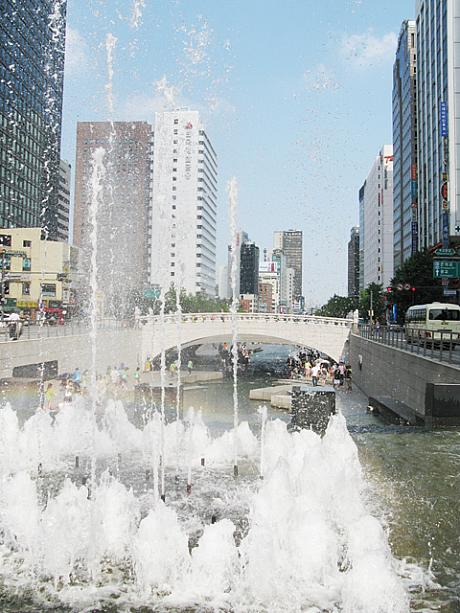 広場の噴水には虹もかかっていましたョ！暑〜い都会の涼しいオアシス清渓川は、夏は特におススメスポットかも！＾＾