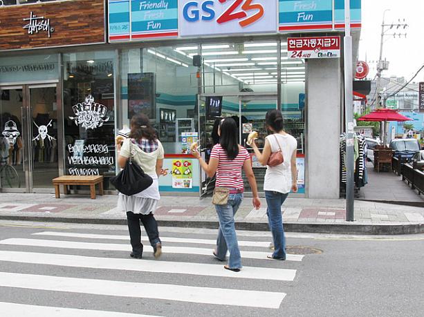ワッフル片手に街を散策する女の子たち。ワッフルにしても「Rotiboy」系のパンにしても、こうやって歩きながらでも手軽に食べられるのも人気が出る理由の一つなのかな〜。