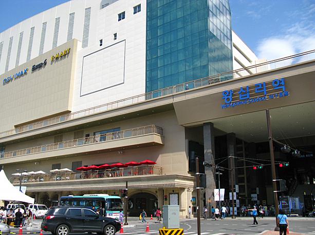 地下鉄２、５号線の駅とも連結しているけれど、主に中央線側の駅が改装されてその横にできたこの大きな駅ビル「BITPLEX」。大型スーパー「Eマート」やショッピングモールが入っており、さらに映画館「CGV」やサウナなどもできる予定とか！