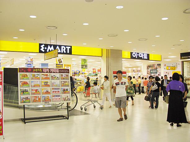 地下鉄駅に連結しているEマート、これは便利ですネ！＾＾　明洞(ミョンドン)エリアにある2号線「ウルチロイック(乙支路入口)駅」から6駅目、「トンデムンウンドンジャン(東大門運動場)駅」からは3駅目と、観光客にとってもアクセス抜群！