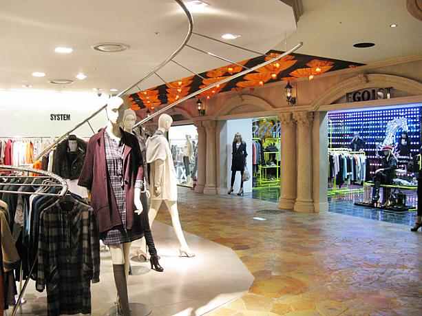 地下1階と1階のショッピングモール「Enter-６」にはコスメやファッションを扱うショップがいろいろ入っていましたョ！