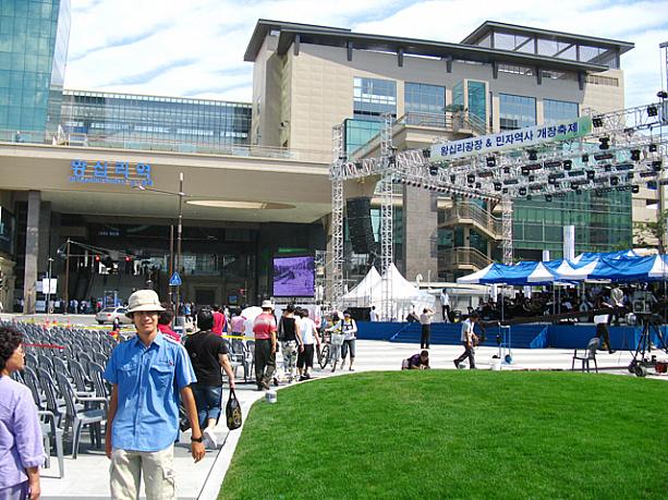 駅の前にはイベントを行える「往十里広場」も登場！まだこれから先にも周辺には公園などが作られる予定なんだそう。それから、地下鉄「盆唐(ブンダン)線」もこの往十里駅まで延びるんですって〜！どんどん新しく変わっていく往十里駅周辺はこれから注目度大！ですよ＾＾