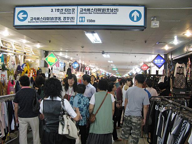 地下鉄３、７号線の高速ターミナル駅にある「江南地下商街」。地下にある商店街に安い衣料品や雑貨が並ぶ穴場的ショッピングスポットは今日もお客さんでいっぱい！季節の変わり目の今の時期って、買い物したくなりますよね〜＾＾