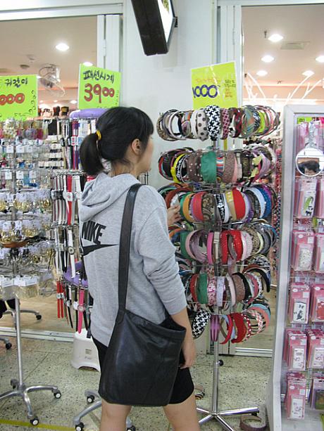 洋服だけでなくアクセサリー類を扱うお店もいっぱい。カチューシャが1,000ウォン！？さすが江南地下商街。韓国の女の子たちはカチューシャをよく使ってますもんね〜。