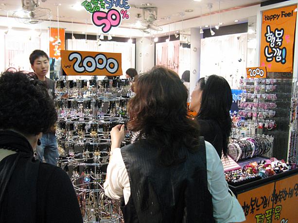 こちらはピアスなどのアクセサリーが2,000ウォン〜！これだけ安いと、とりあえず何個か買っちゃいそう！？