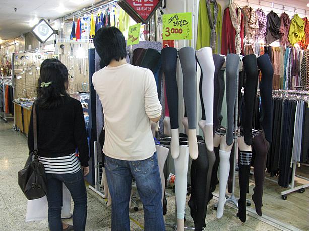 レギンスは3,000ウォン。ちょっとちょっと、おとといナビが近所のお店で買ったレギンスは8,000ウォンだったわよ〜〜！？