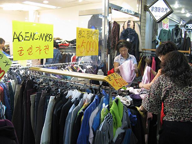おばちゃんたちの服屋さんでは5,000ウォンセール〜！いろ〜んな商品が置いていて若者から年配の方まで楽しめる江南地下商街で、掘り出しものを探してみては！？