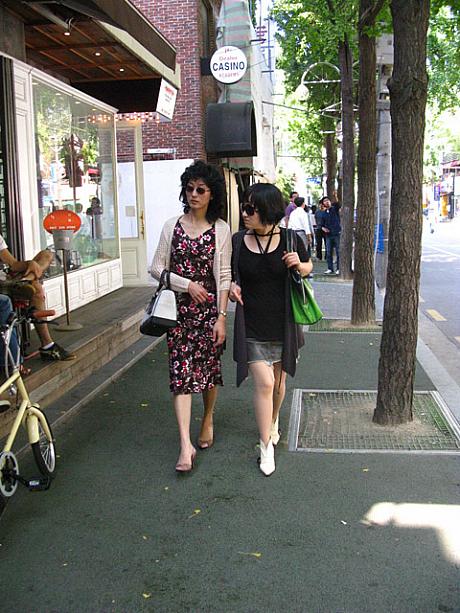 道行く人々のファッションもどこか違う！？昼下がりのカロスキルを歩くマダムをパチリ！