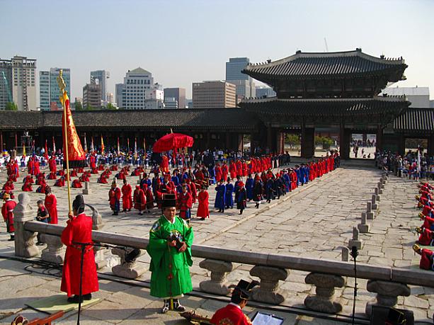 ハングルの日は植民地時代に韓国の文字と言葉を守るために制定され、今年で62年目。毎年10月9日くらいにこの｢訓民正音頒布再現｣イベントが行われています。