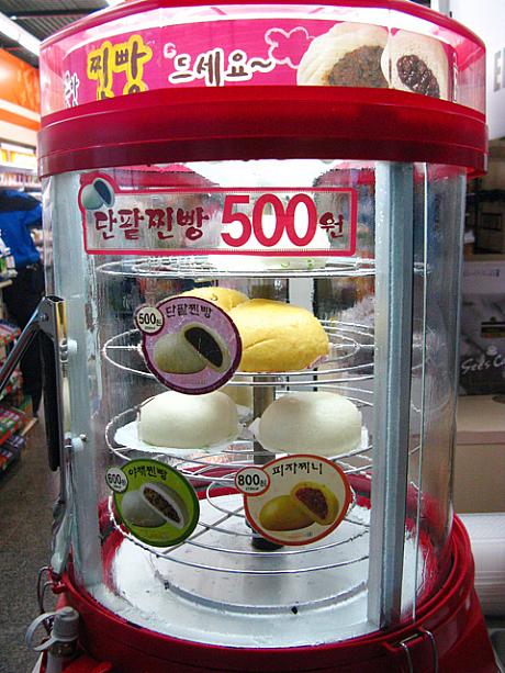 何々、アズキが500ウォン、野菜が600ウォン、ピザが800ウォンか〜。お値段は去年と余り変わらないみたい。物価上昇の激しい最近の韓国、ついつい去年と比較してしまいました＾＾；