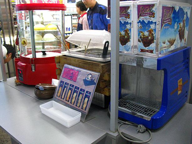 一方、暑い季節に大活躍したアイスコーヒーもまだ健在！？・・・と、思ってよく見てみるとコンセントが抜かれていますね。そういえばココは夏の間、冷たいドリンクのコーナーでした。隅に追いやられてなんだか少し肩身が狭そう・・・！？