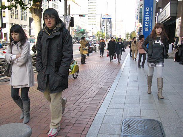若い子たちは意外と薄着に見える人も・・・。ソウルっ子は寒さに強い！？氷点下だった明け方よりは、ちょっぴり気温が上がったから？でも、すごーーく寒かったんですョ！