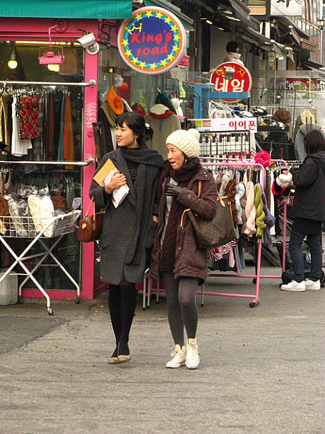 こちらの女の子たちも、それぞれコートの色に合わせたロングマフラー。よく目立ちがちな長いマフラーを、カラフルな色使いで完全にアクセントにしているのもよく見る着こなしだけれど、こんなふうにさりげなく同系色で合わせている人も結構見かけましたョ。