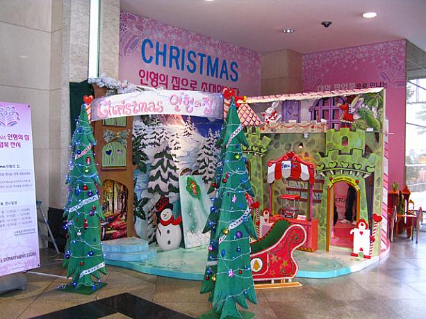 イルミネーションだけじゃなく、正面入口横ではクリスマスにちなんだこんなイベントも。可愛らしい「クリスマス・人形の家」が登場〜！