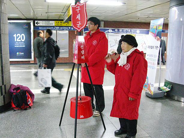 そして12月といえば今年もこの方たち、真っ赤なコートの「救世軍(クセグン)」が今日から活躍しています！こちらはキリスト教系の団体による慈善活動で、毎年この時期になるとこうやって街角に立って募金を呼びかけているんですよ〜。
